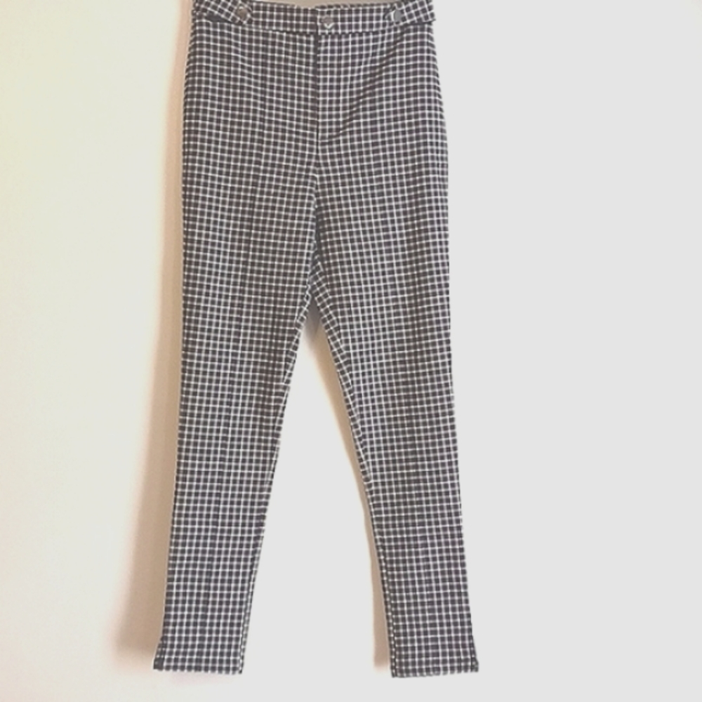 Forever 21 Checkerboard Design Ankle Cropped Pants in Size M (Slim Fit)